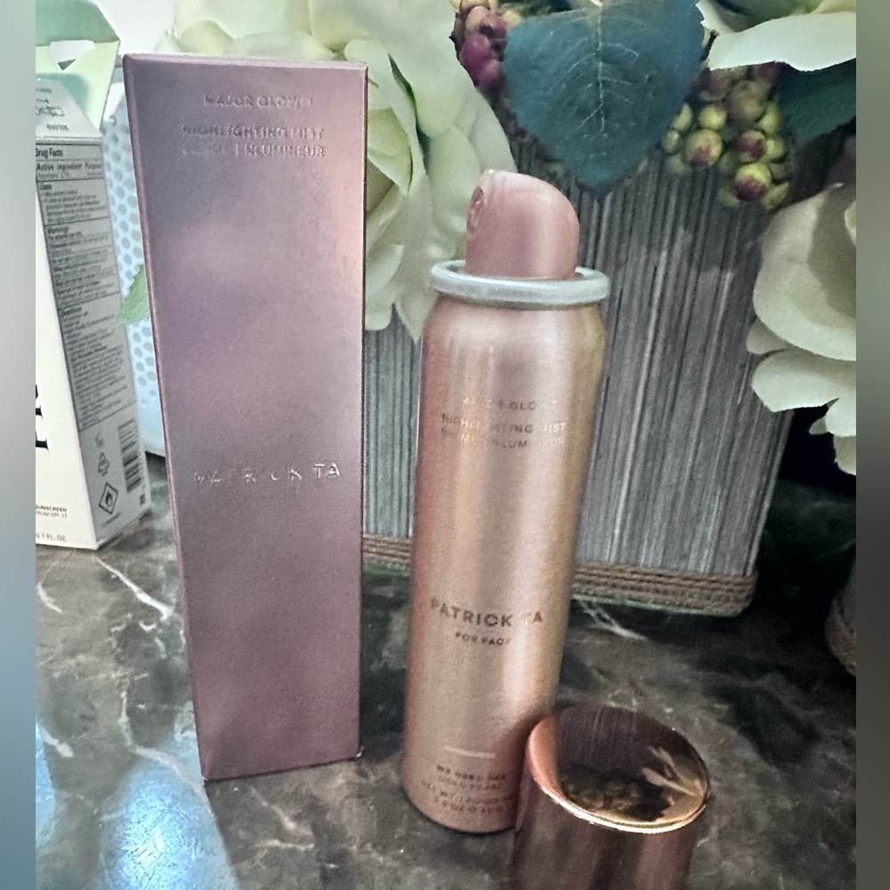 Patrick Ta Major Glow Highlighting Mist – “We Need Her” (shade name)